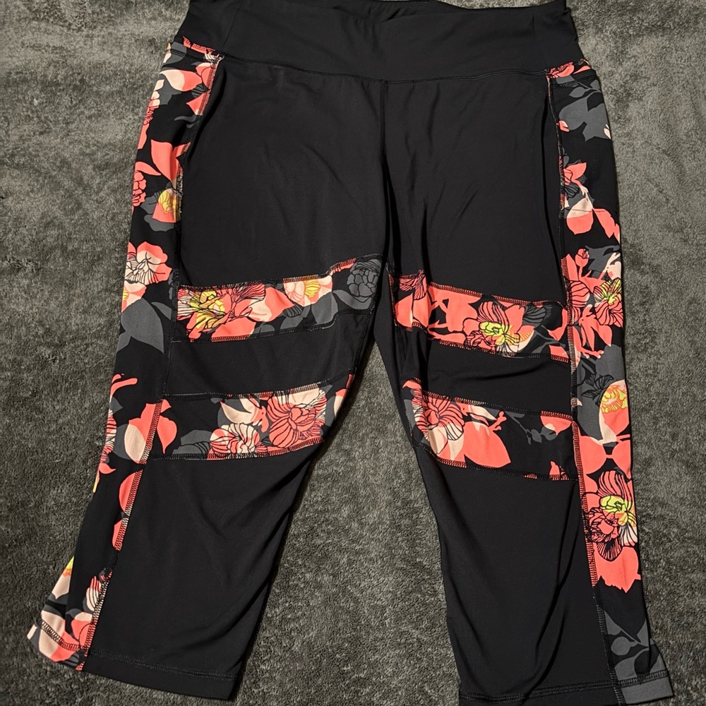 LIVI Active by Lane Bryant Soft Orange Coral Floral Black Capri Leggings